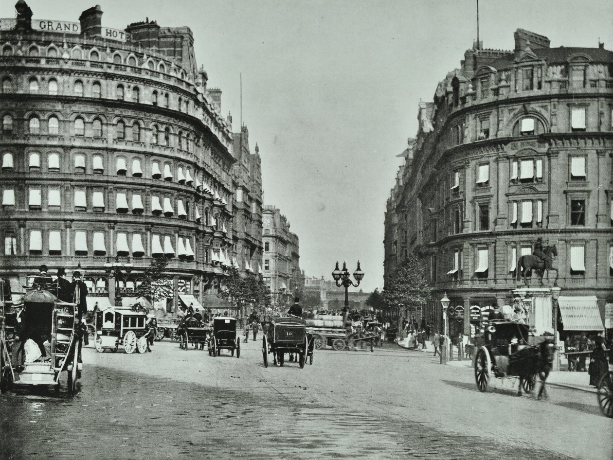 Charing Cross, Westminster LB: Northumberland Avenue desde Trafalgar Square y Charing Cross, 1890 de English Photographer