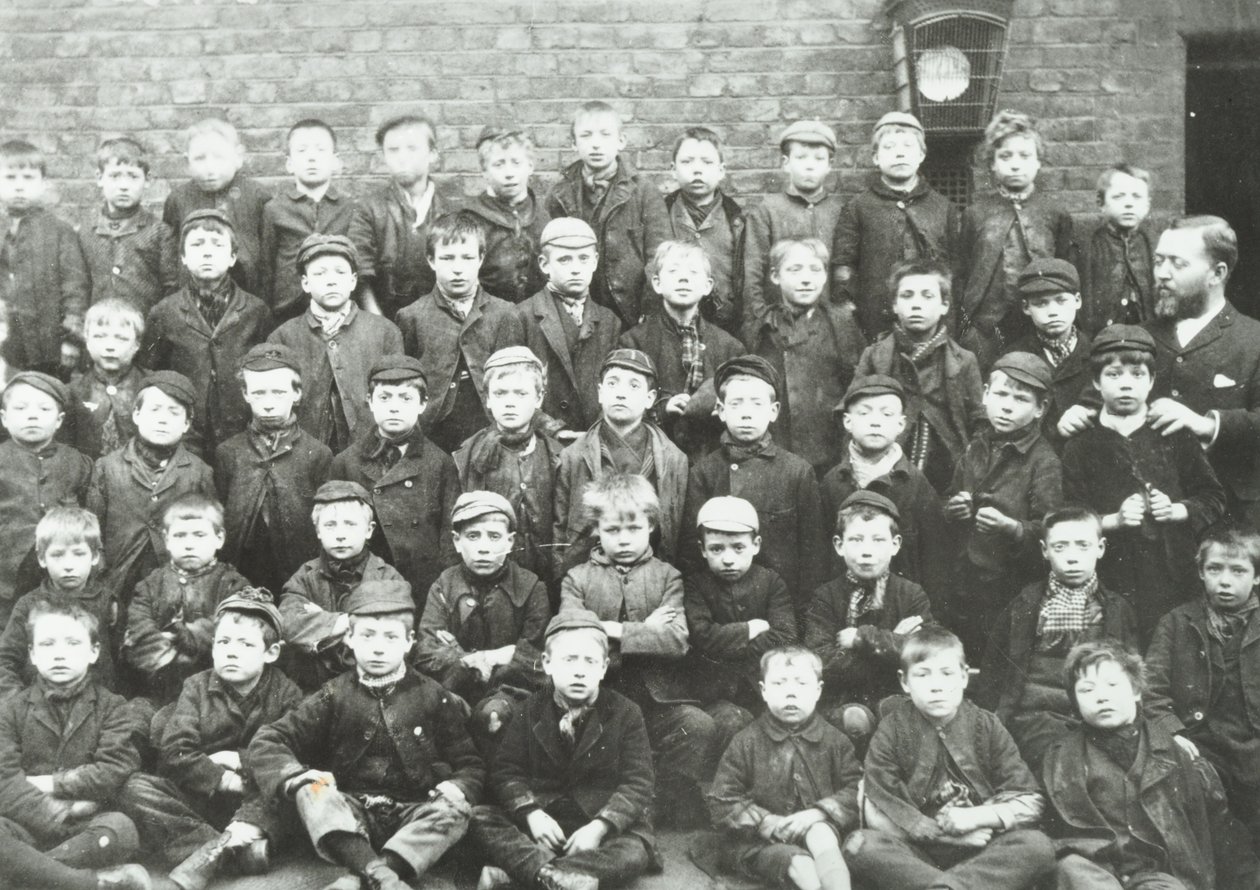 Chaucer Street School: grupo de niños, 1895 de English Photographer