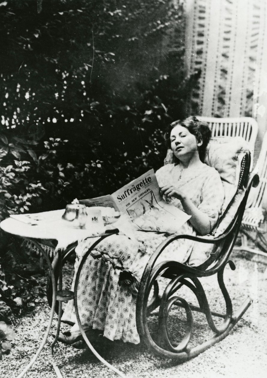 Christabel Pankhurst (1881-1969) leyendo una copia de The Suffragette c.1905-14 de English Photographer