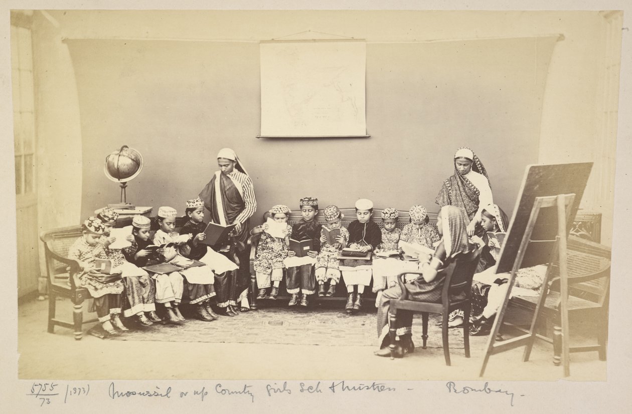 Clase con maestra en un mofussil o escuela de niñas del interior del país, Bombay, c. 1873 (foto b/n) de English Photographer
