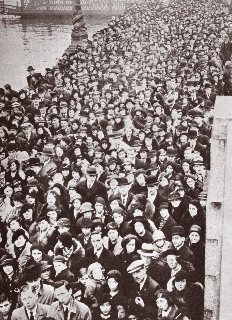 Multitudes esperando acceso a Westminster Hall, durante la capilla ardiente de Jorge V, 1936 de English Photographer