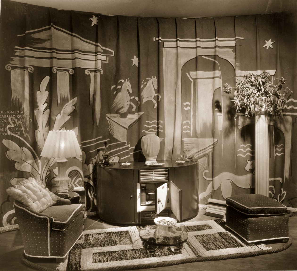 Puesto comercial decorativo en Dorland Hall con textil colgante, 1940s de English Photographer