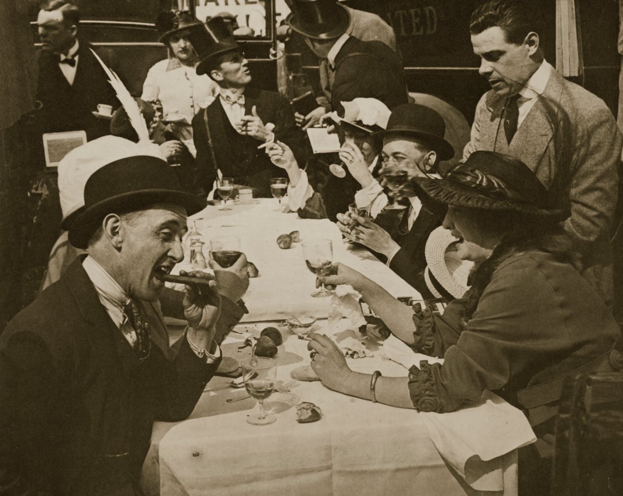 Fiesta de almuerzo del Día del Derby, impresión de Horace W. Nichols, c.1910 (fotograbado) de English Photographer