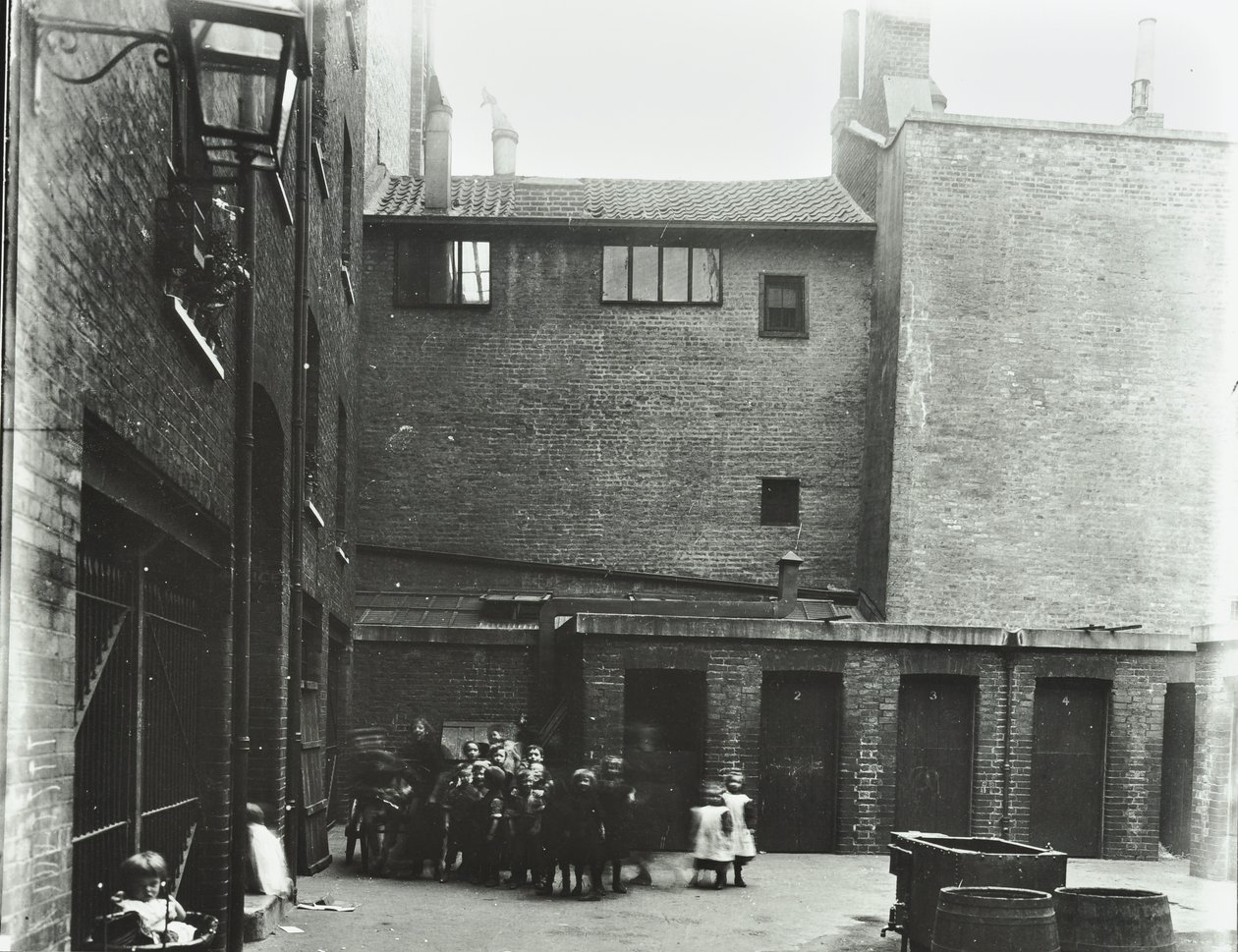 Dufferin Street: Costermongers Buildings, Londres, 1896 de English Photographer