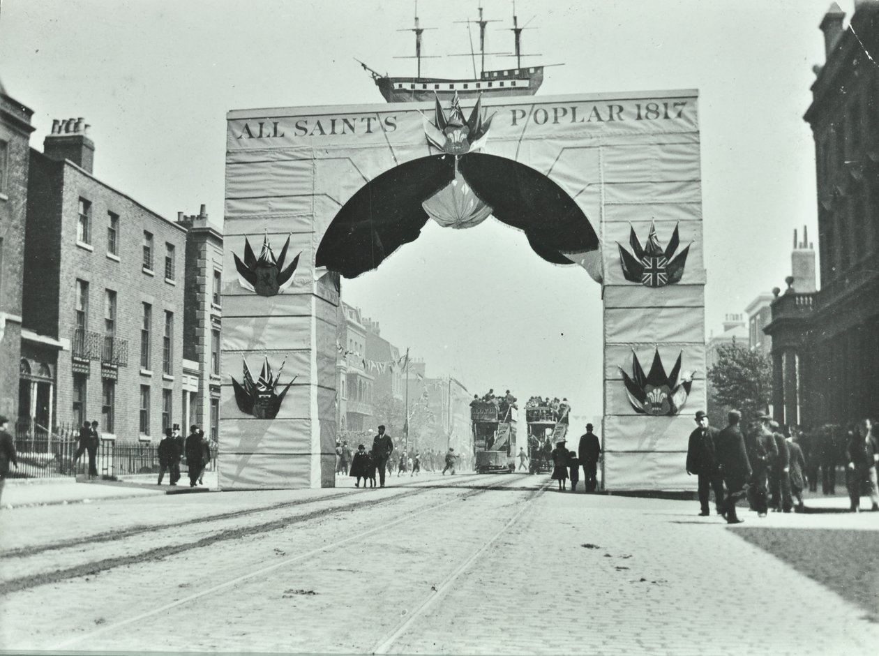 East India Dock Road: arco temporal, Jubileo de Diamante de Victoria, 1897 de English Photographer
