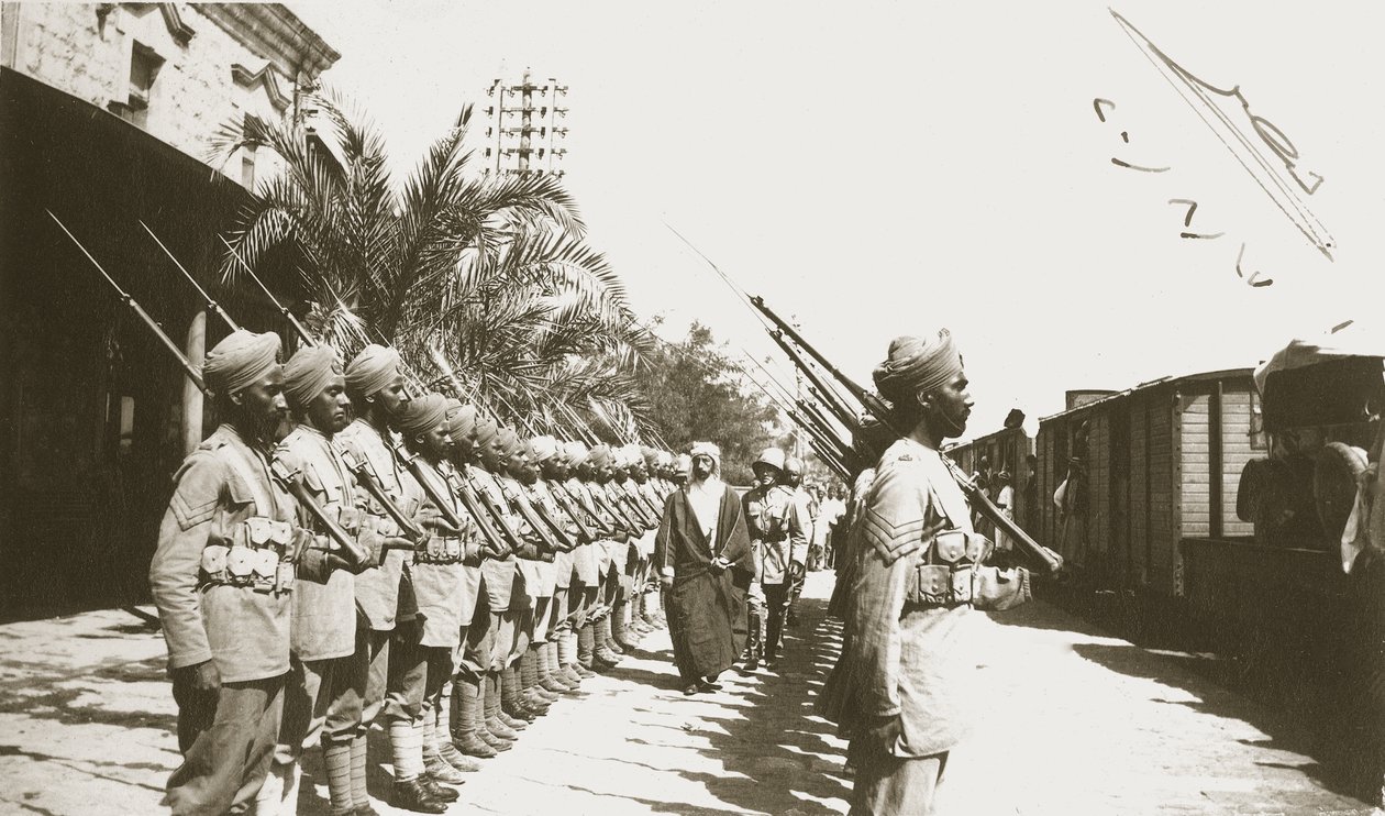 Emir Faisal en la estación de Lydda, Palestina, con Sir Herbert Samuel, 1920 de English Photographer