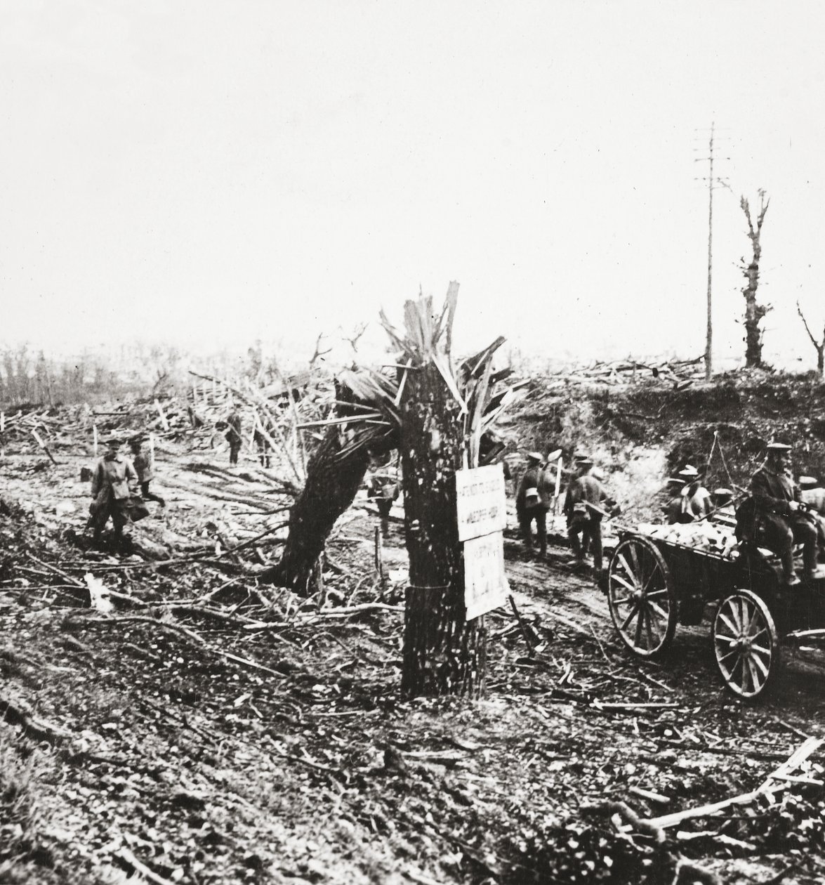Ingenieros reparan ferrocarriles ligeros cerca de Hangard, dañados por el fuego de artillería durante la lucha por Amiens, 1918 de English Photographer