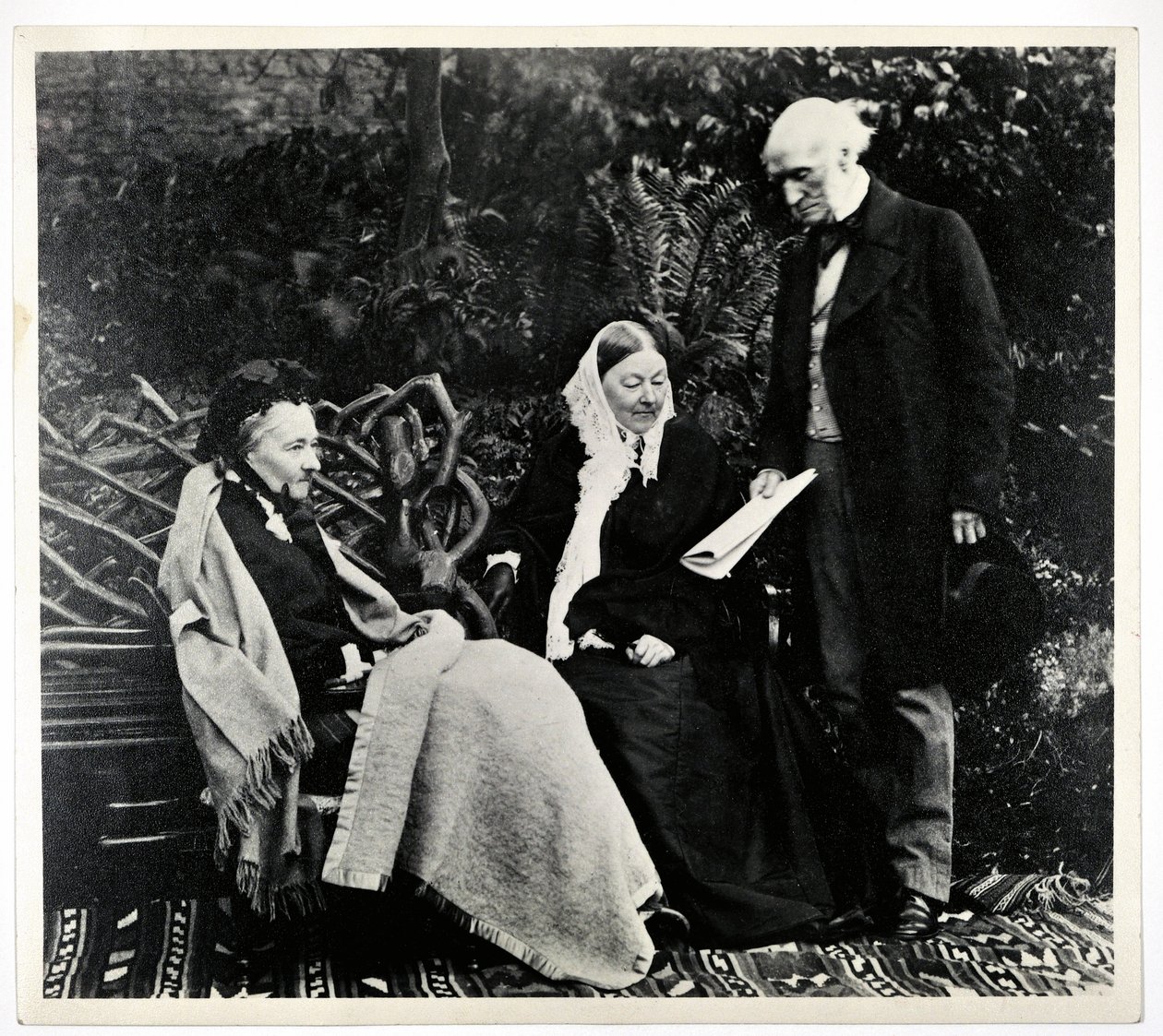Florence Nightingale, Parthenope, Lady Verney y Sir Harry Verney en Claydon House de English Photographer
