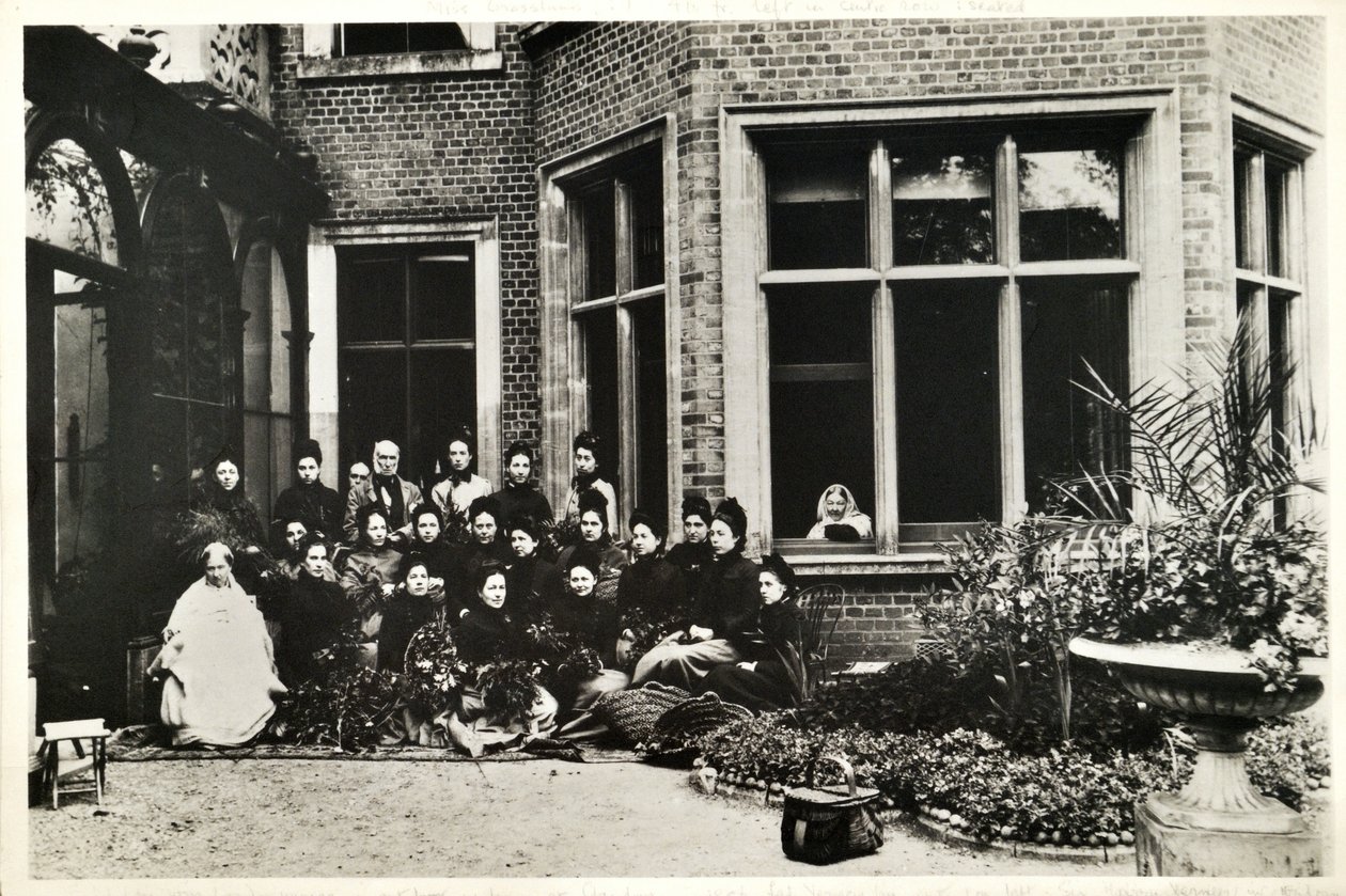 Florence Nightingale, Sir Harry y Lady Verney, y enfermeras Nightingale en Claydon House, 1886 de English Photographer