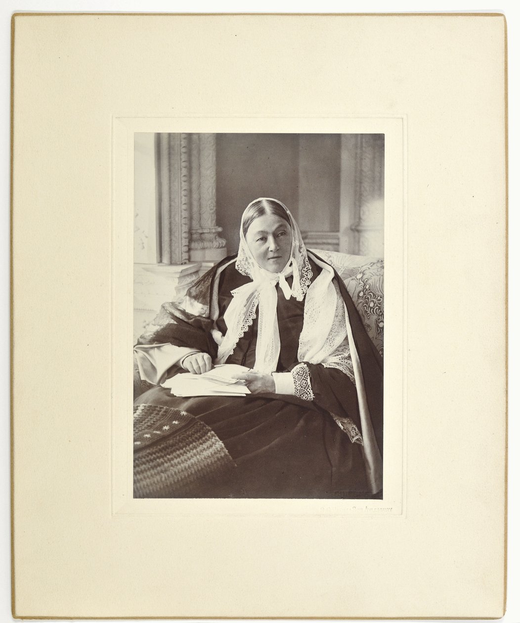 Florence Nightingale, sentada en un sofá en la Sala Azul de Claydon House, 1891 de English Photographer