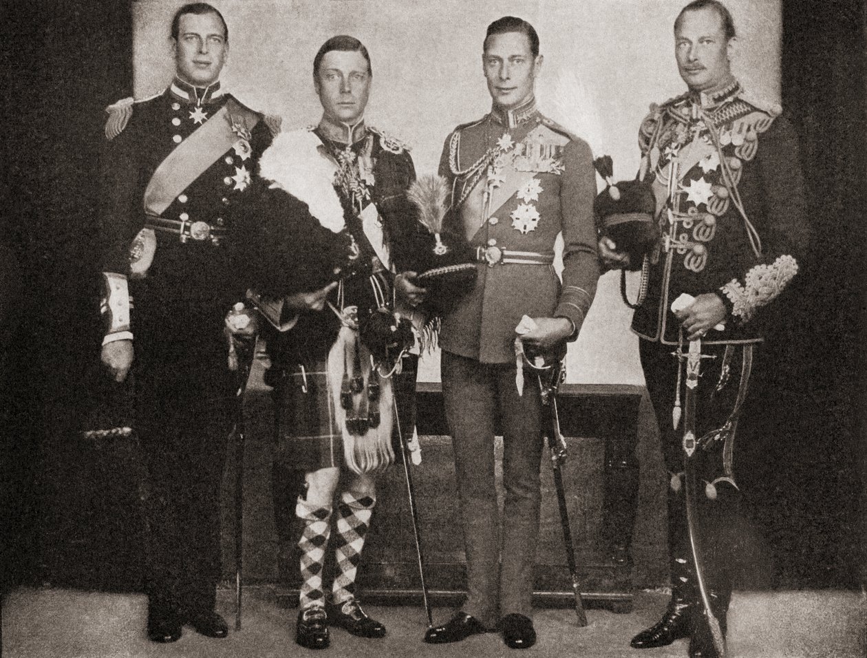 Cuatro de los cinco hijos del Rey Jorge V, de izquierda a derecha, el Príncipe Jorge, Duque de Kent, el Rey Eduardo VIII, luego Duque de Windsor, el Príncipe Alberto, Duque de York, luego Rey Jorge VI, el Príncipe Enrique, Duque de English Photographer