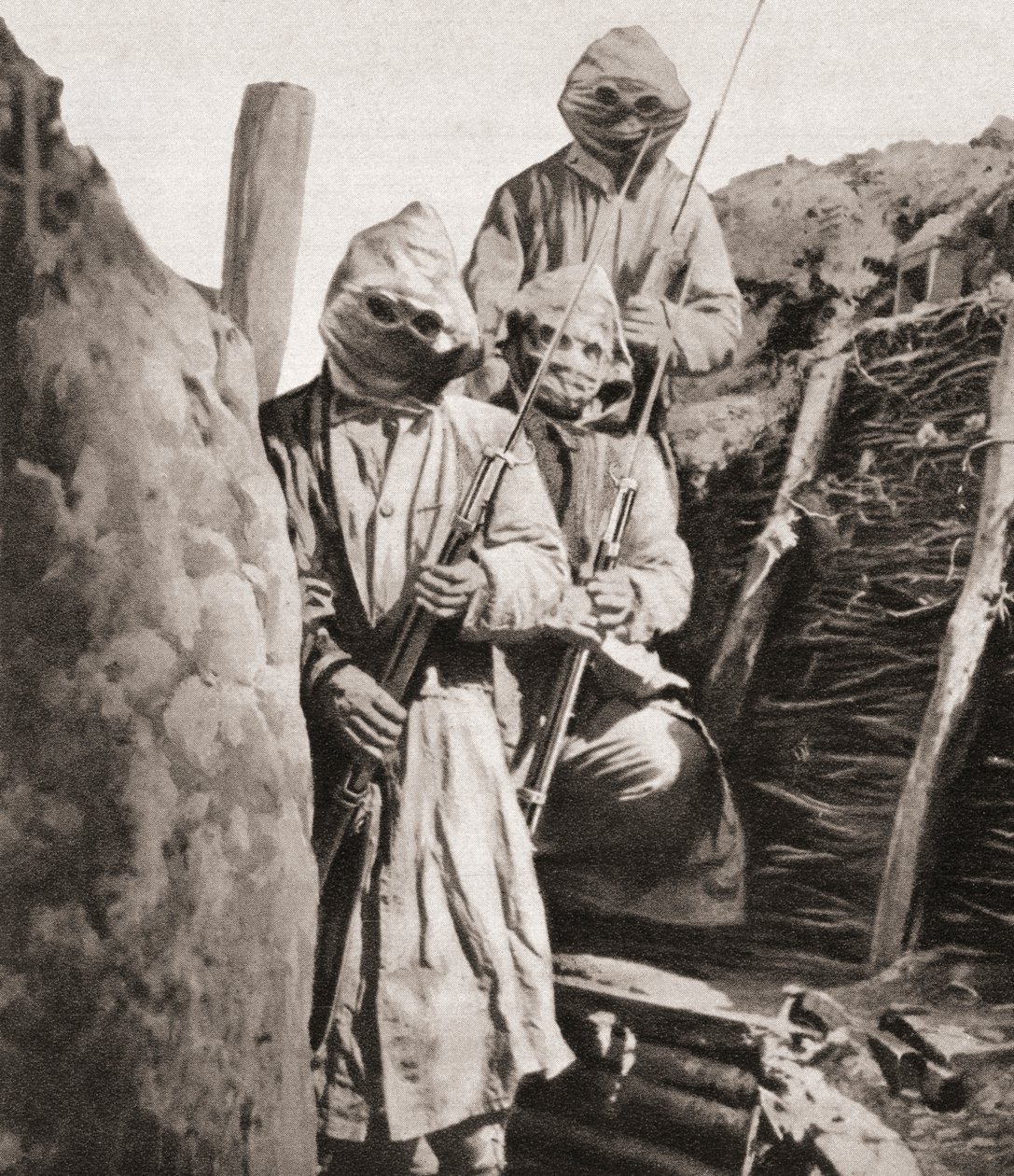 Infantería francesa durante la Primera Guerra Mundial usando respiradores para protegerse del gas venenoso alemán, de The Illustrated War News, 1915 de English Photographer