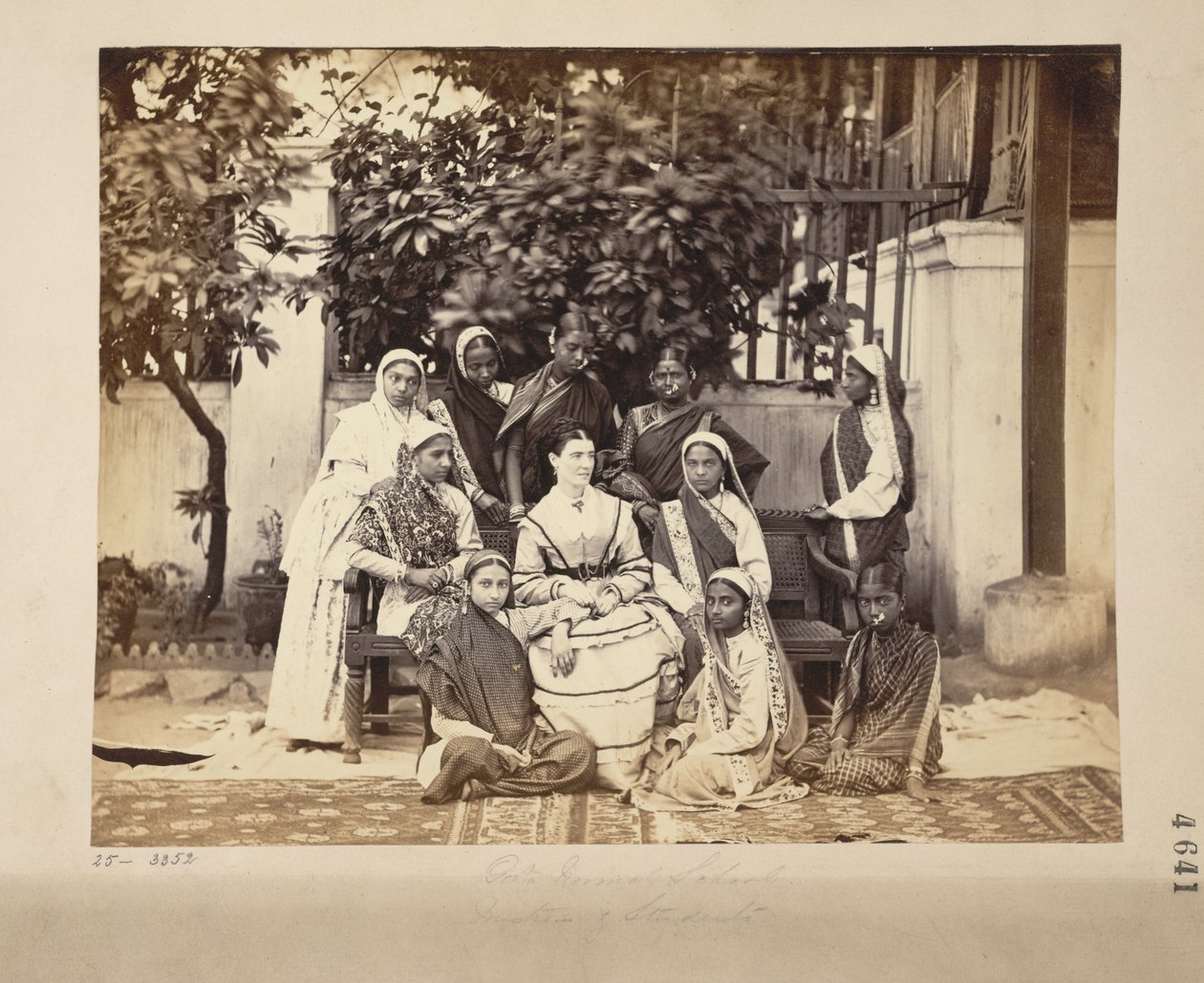 Grupo de maestra y alumnos de la Escuela Normal del Gobierno, Bombay de English Photographer