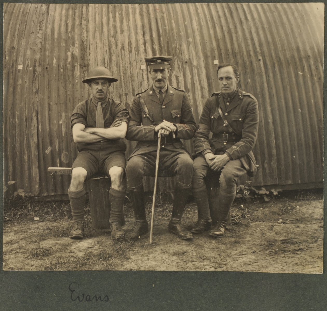 Grupo de tres soldados fuera de una cabaña Nissan, c.1914-18 de English Photographer