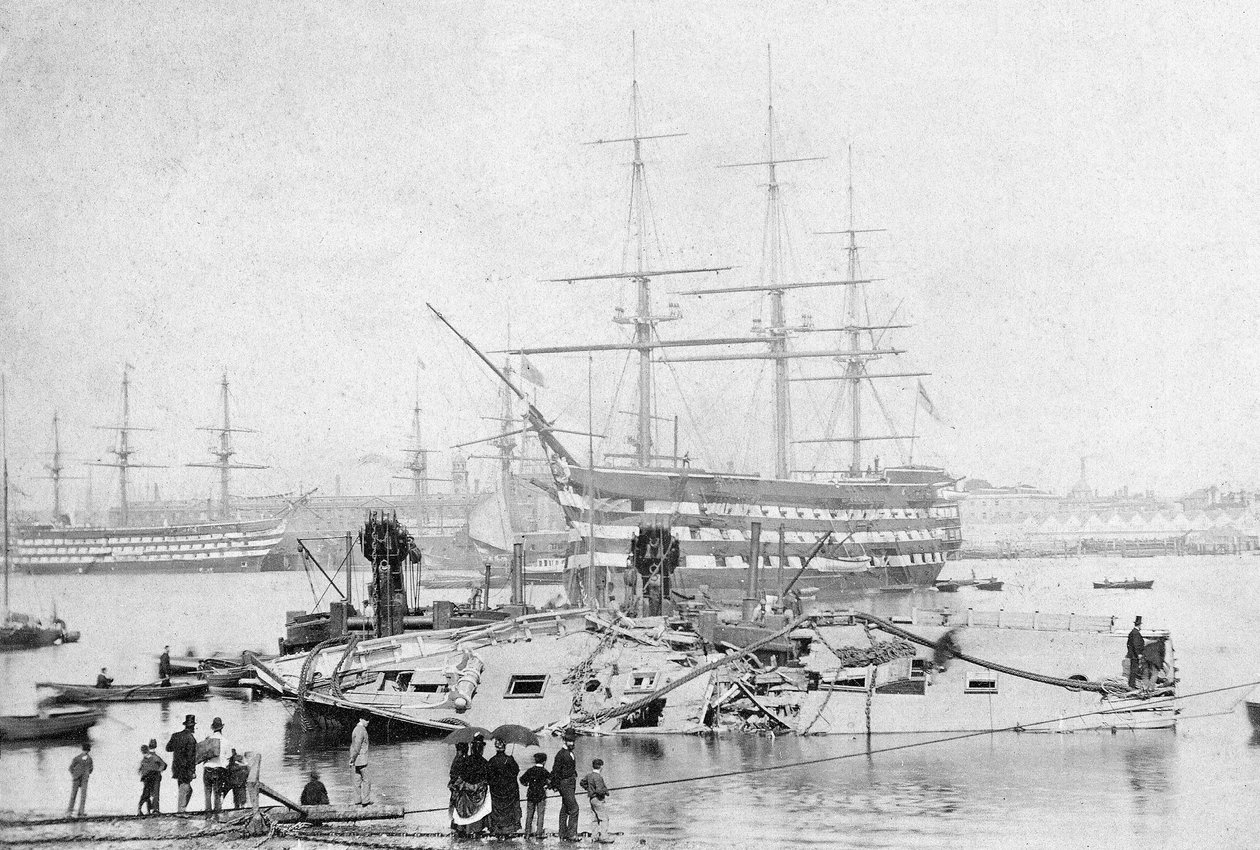 HMS Victory en el puerto de Portsmouth, c.1870 de English Photographer