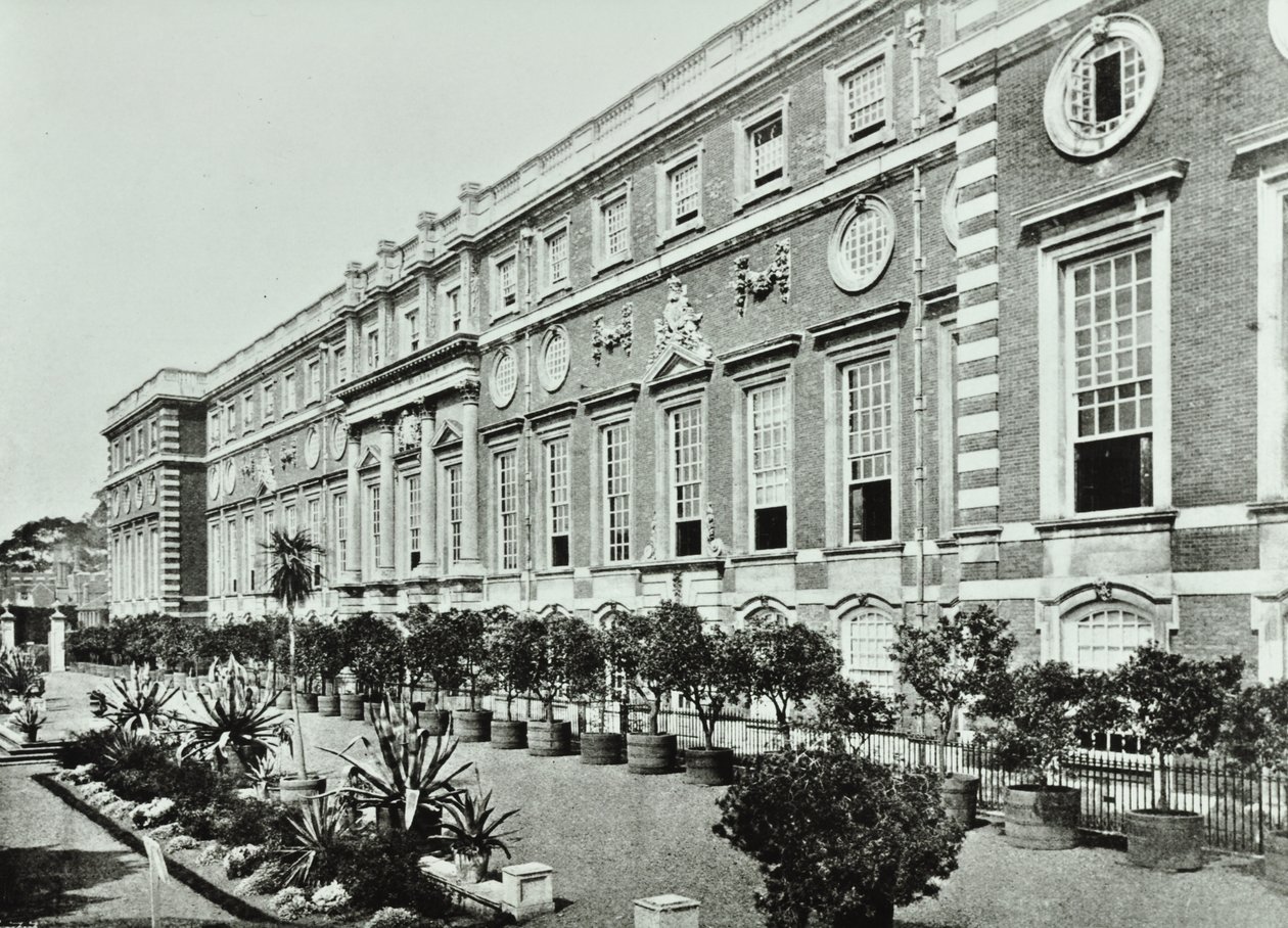 Palacio de Hampton Court, Hampton Court Road, Richmond: La Terraza, Wrens Court, 1896 de English Photographer