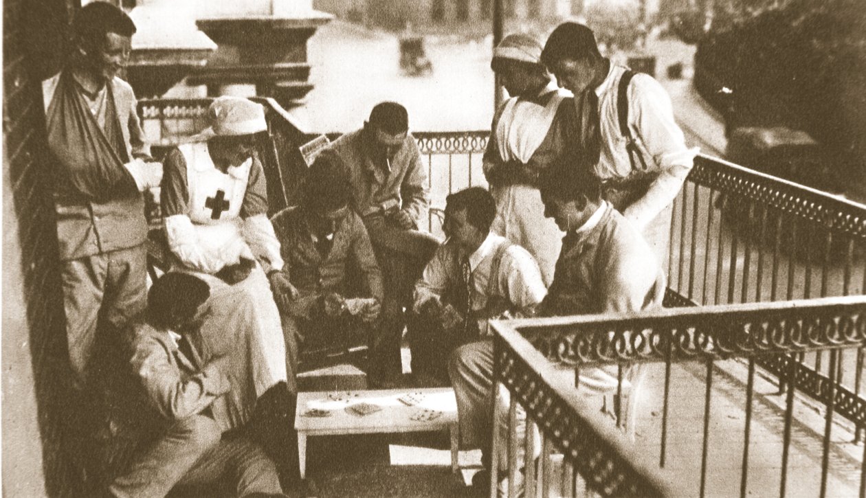 ¡Feliz, feliz hombre herido! Hombres que han cumplido su deber disfrutando del culto a los héroes, de The Illustrated War News, 21 de junio de 1916 de English Photographer