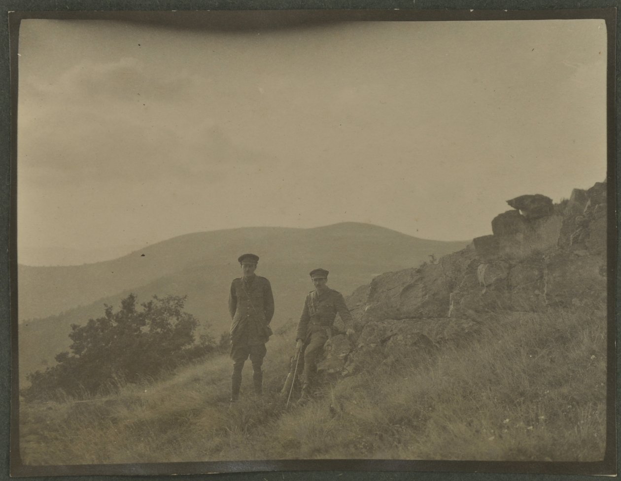 Harold Roper Robinson y William Lawrence Bragg, Vosges, otoño de 1915 de English Photographer