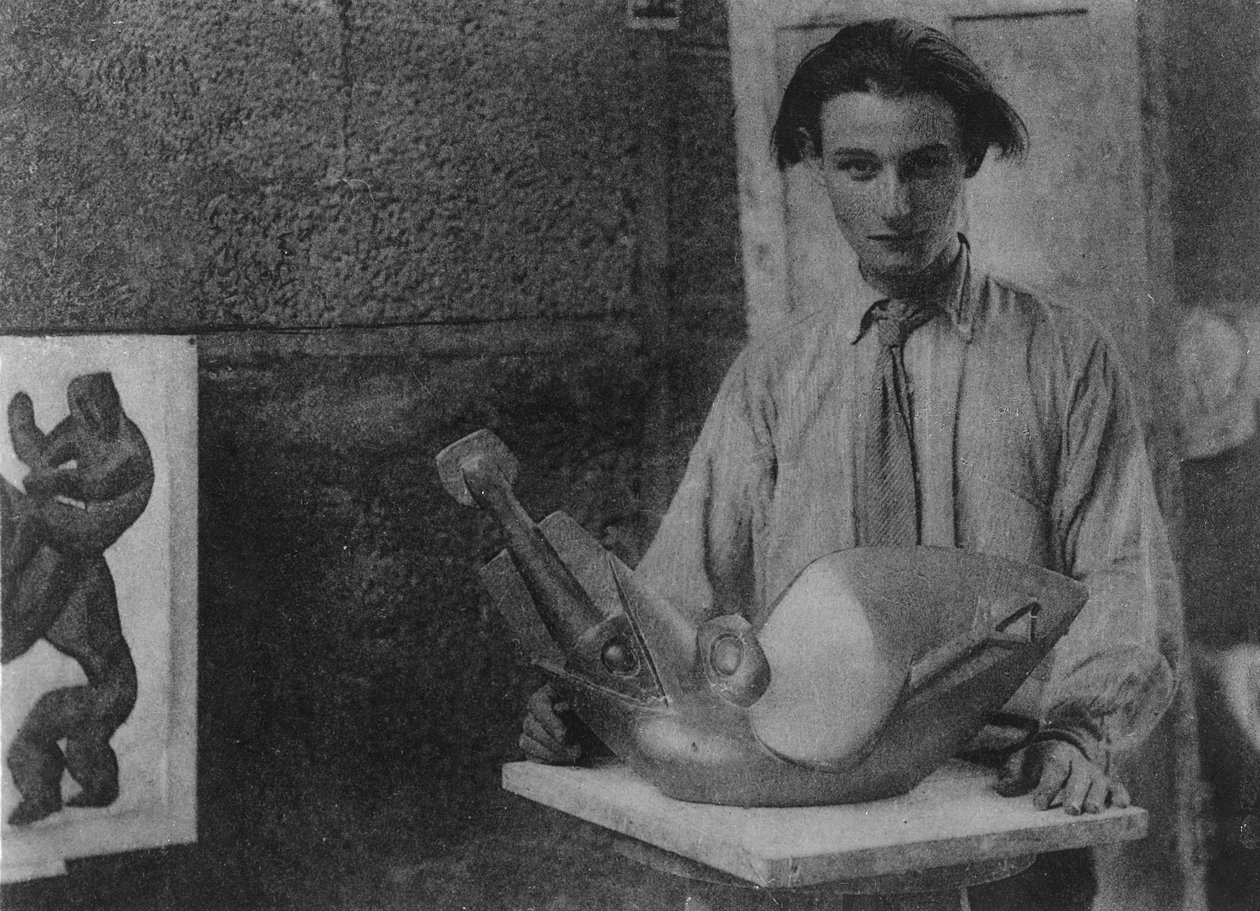 Henri Gaudier-Brzeska con su escultura 