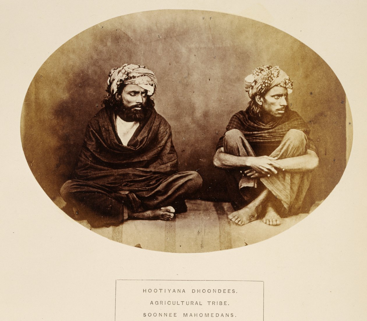 Hootiyana Dhoondees, Tribu Agrícola, Soonnee Mahometanos, Mooltan, de The People of India, por J. Forbes Watson, publicado en 1868 de English Photographer