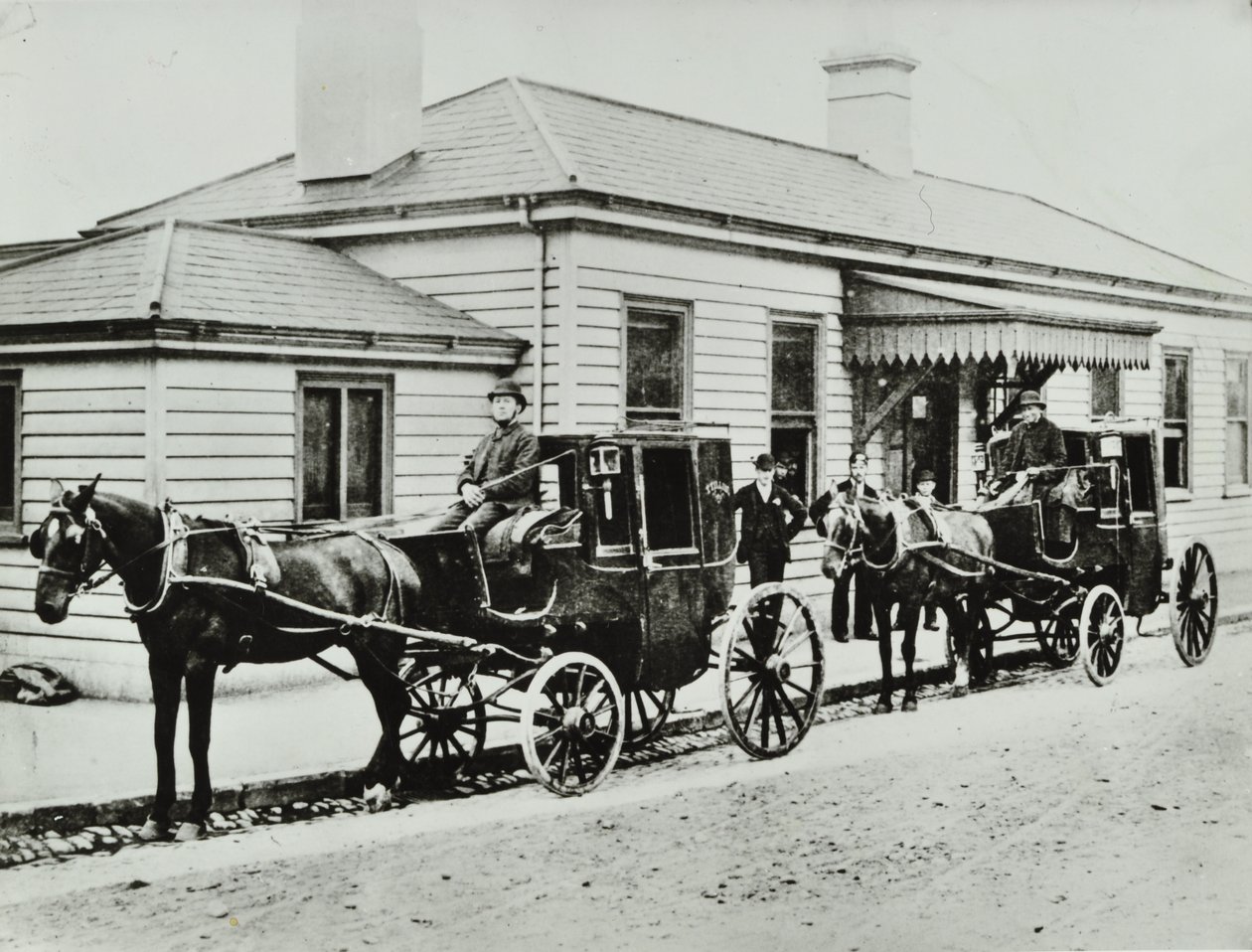 Coches de caballos en la estación de Westbourne Park, 1885 de English Photographer