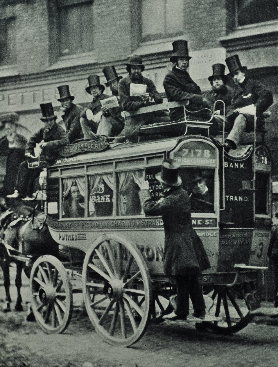 Ómnibus tirado por caballos del London Bridge Railway con pasajeros, 1880 de English Photographer