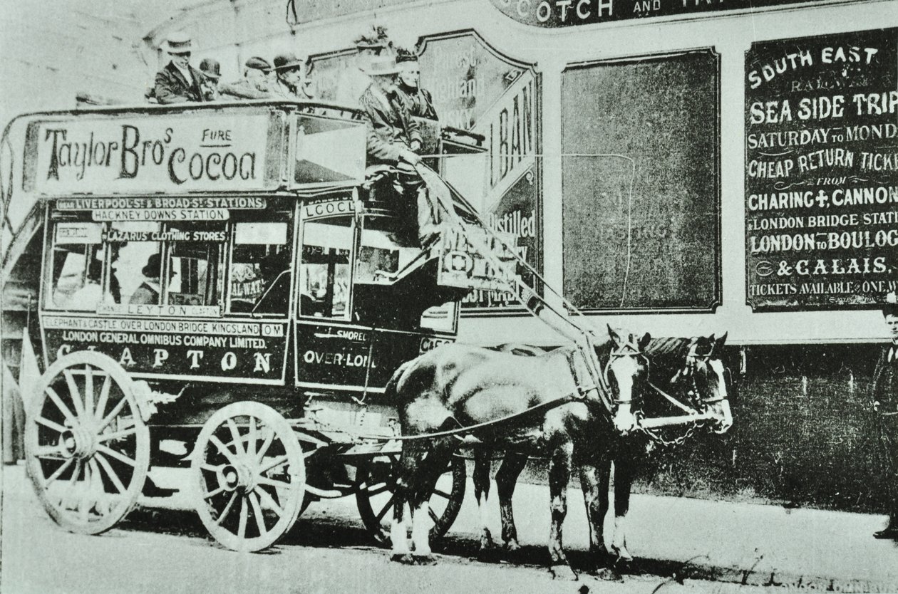 Ómnibus tirado por caballos con pasajeros, 1899 de English Photographer