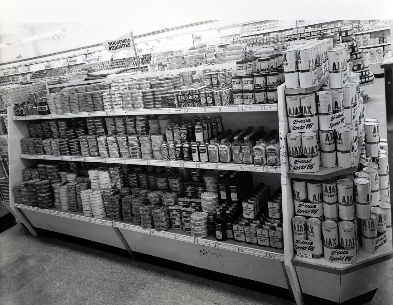 Pasillo de artículos para el hogar, tienda Woolworths, 1956 de English Photographer