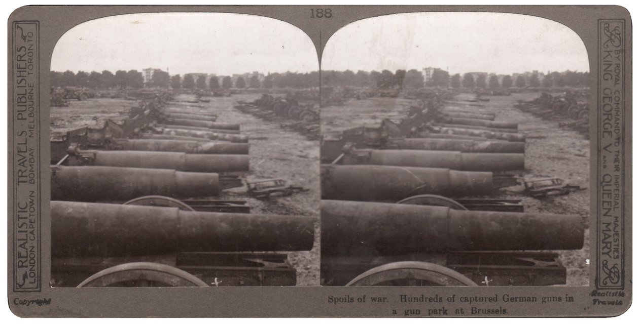 Cientos de cañones alemanes capturados en un parque de armas en Bruselas (impresión estereoscópica) de English Photographer