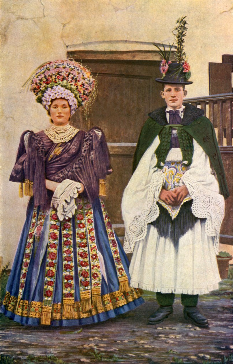 Hungría: Pareja de campesinos en traje de novia (foto en color) de English Photographer