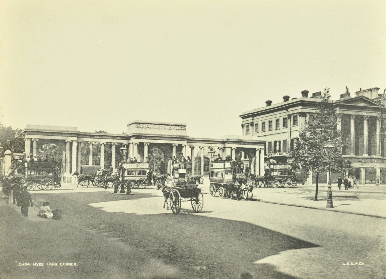 Hyde Park Corner, Westminster LB: mirando al norte, 1896 de English Photographer