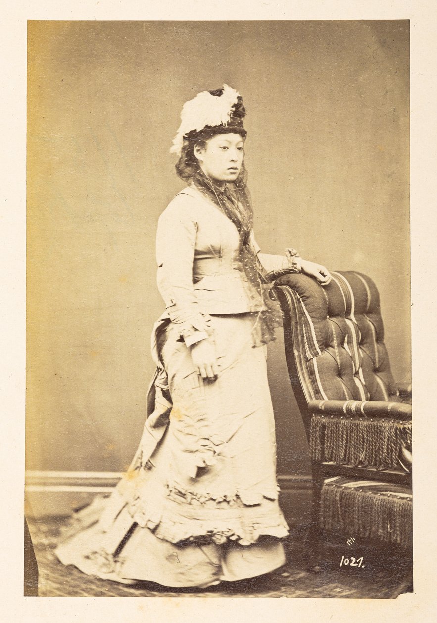mujer japonesa en vestido europeo, Retrato de estudio de pie de cuerpo entero de una joven japonesa con vestido y sombrero occidentales,  Fotógrafo: Desconocido  Colección Lucas: Registro fotográfico de la gira mundial de Charles James y Morton P, Lucas de English Photographer