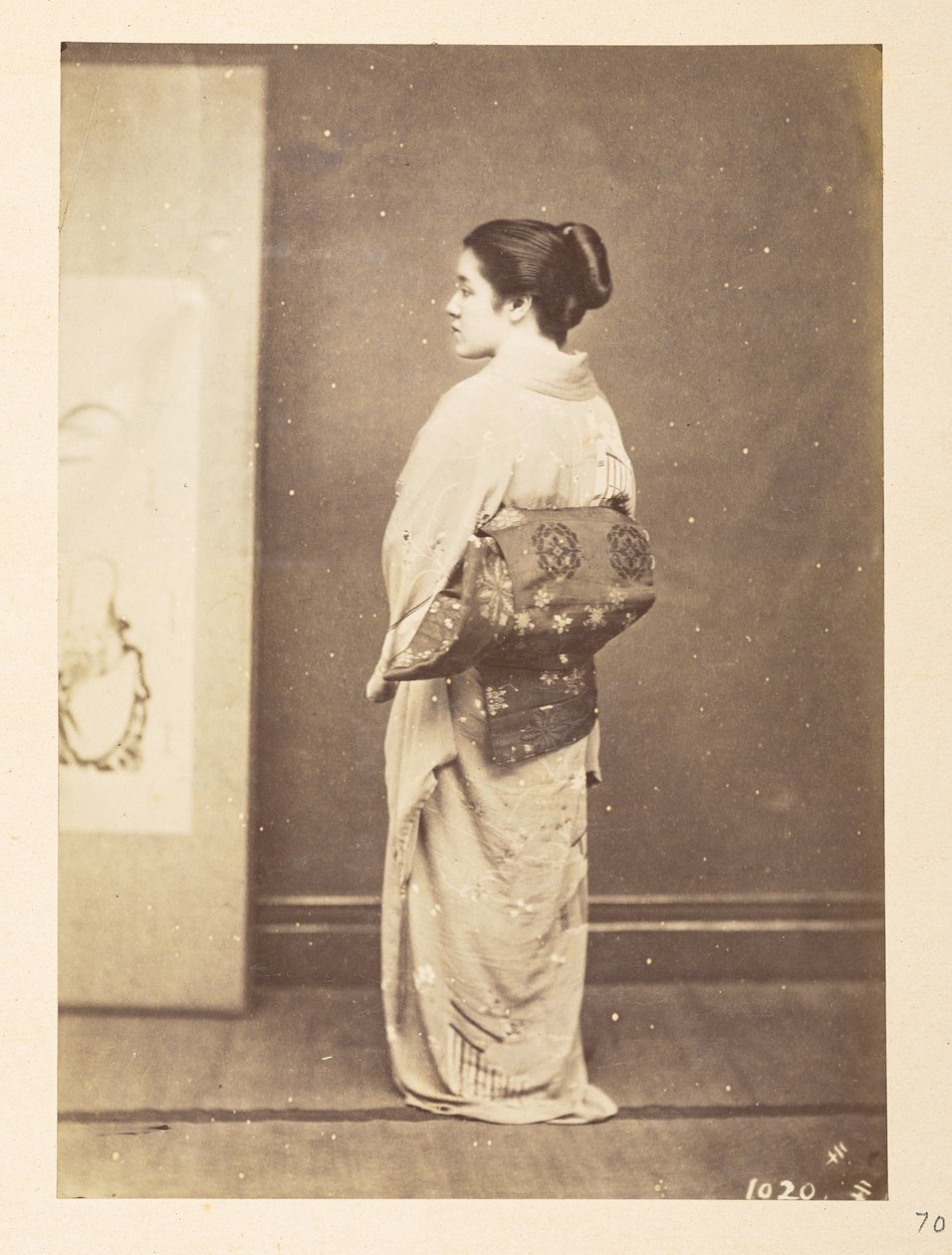 Mujer japonesa con traje tradicional, Fotógrafo: Desconocido  Colección Lucas: Registro fotográfico de la gira mundial de Charles James y Morton P, Lucas de English Photographer