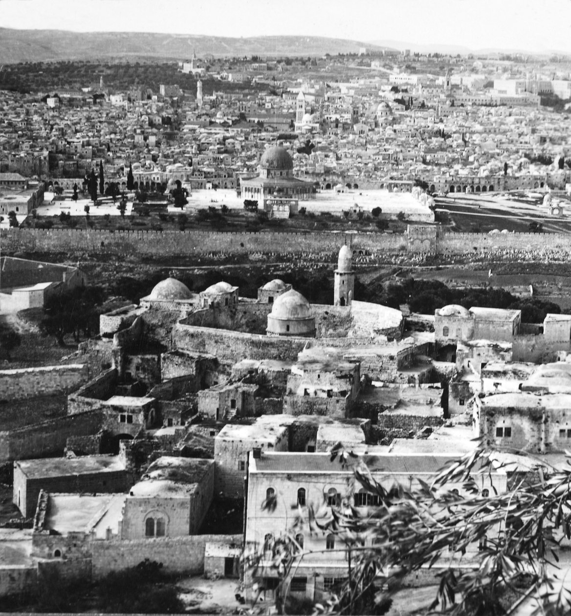 Jerusalén la Ciudad Santa, objetivo de los Cruzados, rescatada para siempre de los turcos, 1917 de English Photographer