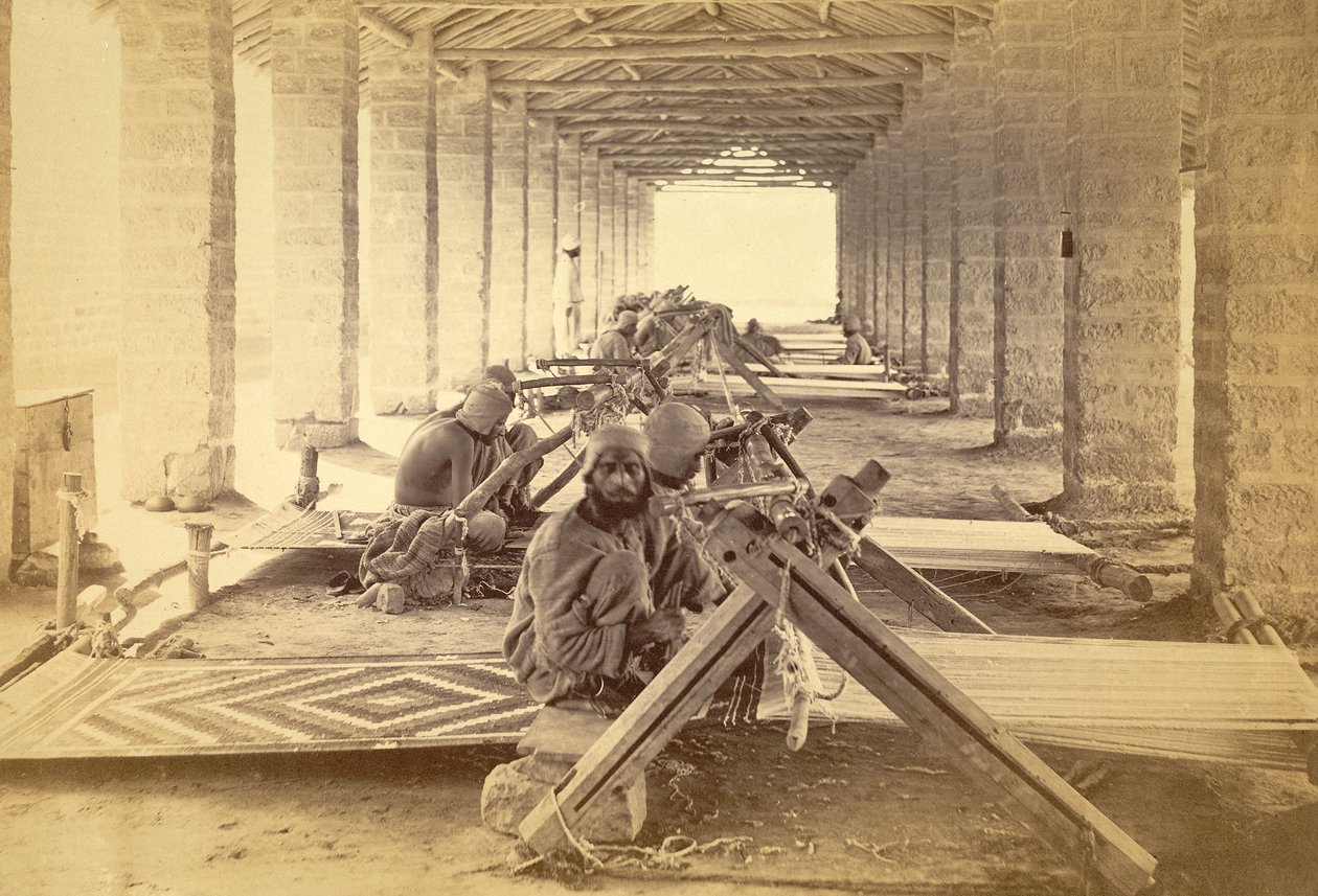 Tejedoras de la cárcel de Karachi. 1873 (impresión fotográfica) de English Photographer