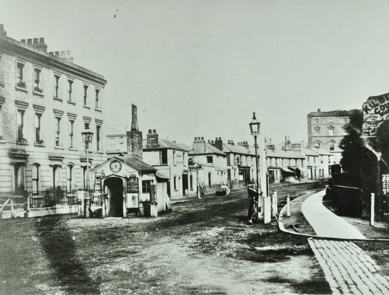 Kilburn Toll Gate en el extremo sur de Kilburn High Road por la intersección de Kilburn Priory, Camden Libraries, 1875 de English Photographer