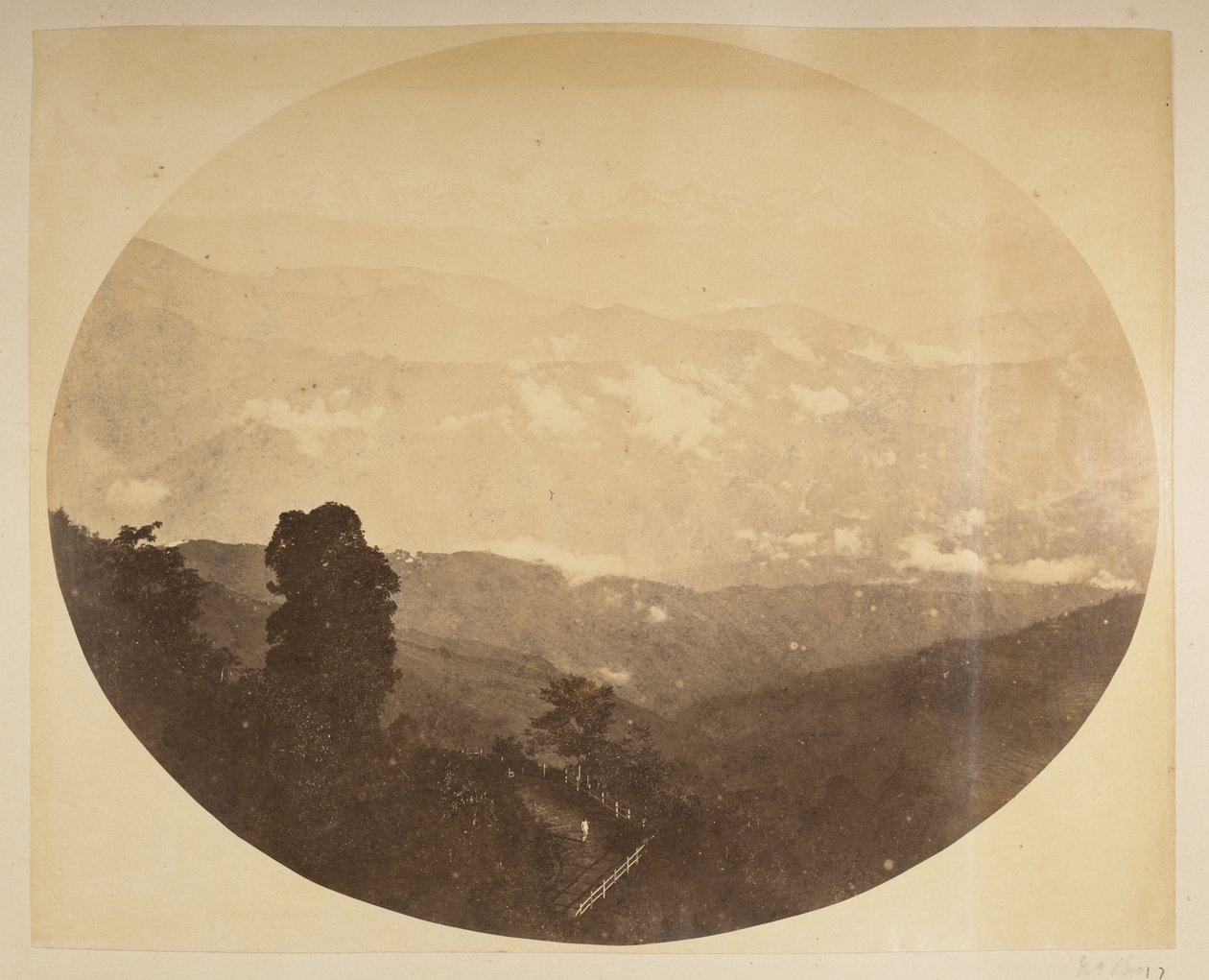 Kinchinjunga desde la colina cerca del Ayuntamiento, [Darjeeling].1870