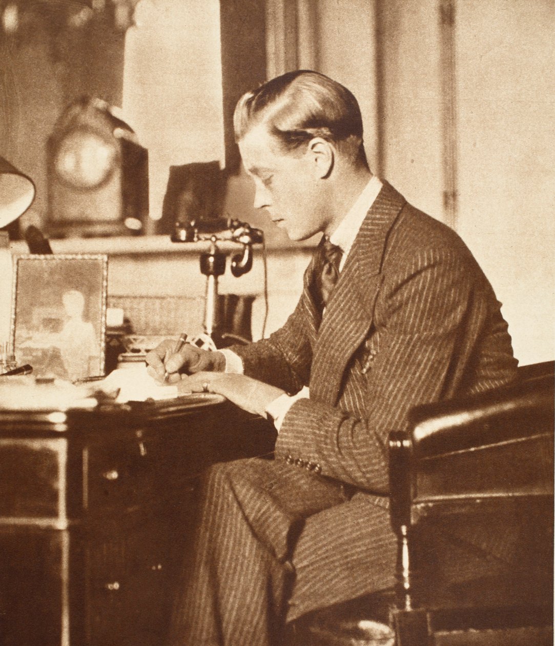 El Rey Eduardo VIII en su escritorio en el Palacio de St. James, Londres de English Photographer