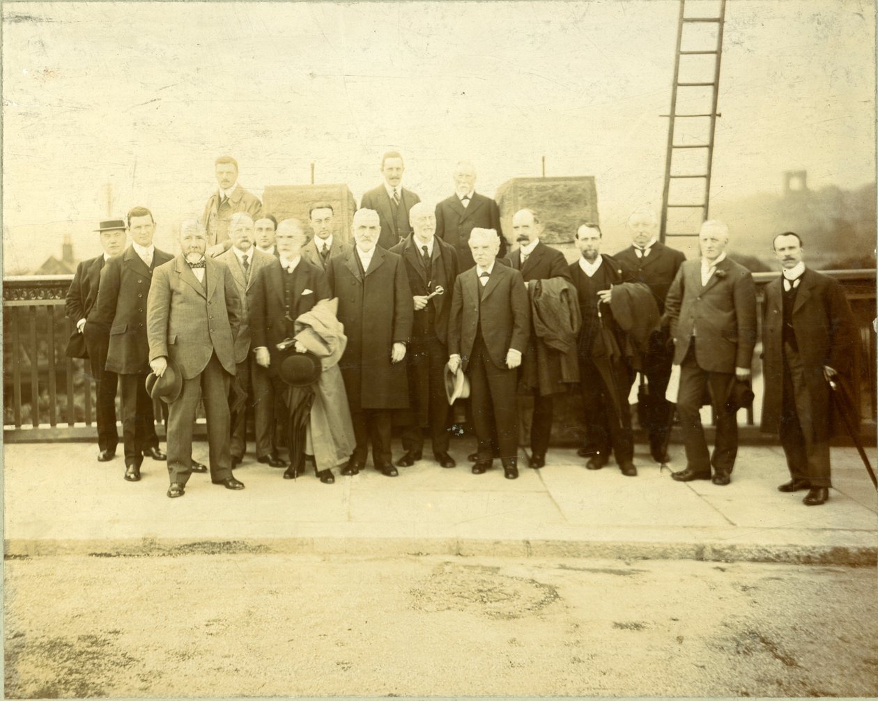 Reconstrucción del puente de Kirkstall, inaugurada por Alderman F. M. Lupton, J.P., 28 de junio de 1912 (foto b/n) de English Photographer
