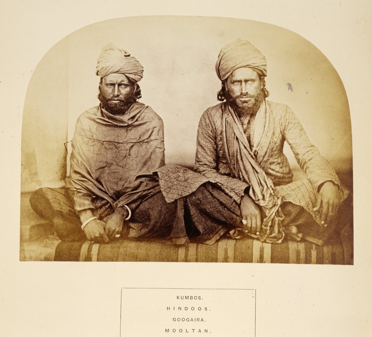 Kumbos, Hindúes, Googaira, Mooltan, de The People of India, por J. Forbes Watson, publicado en 1868 de English Photographer