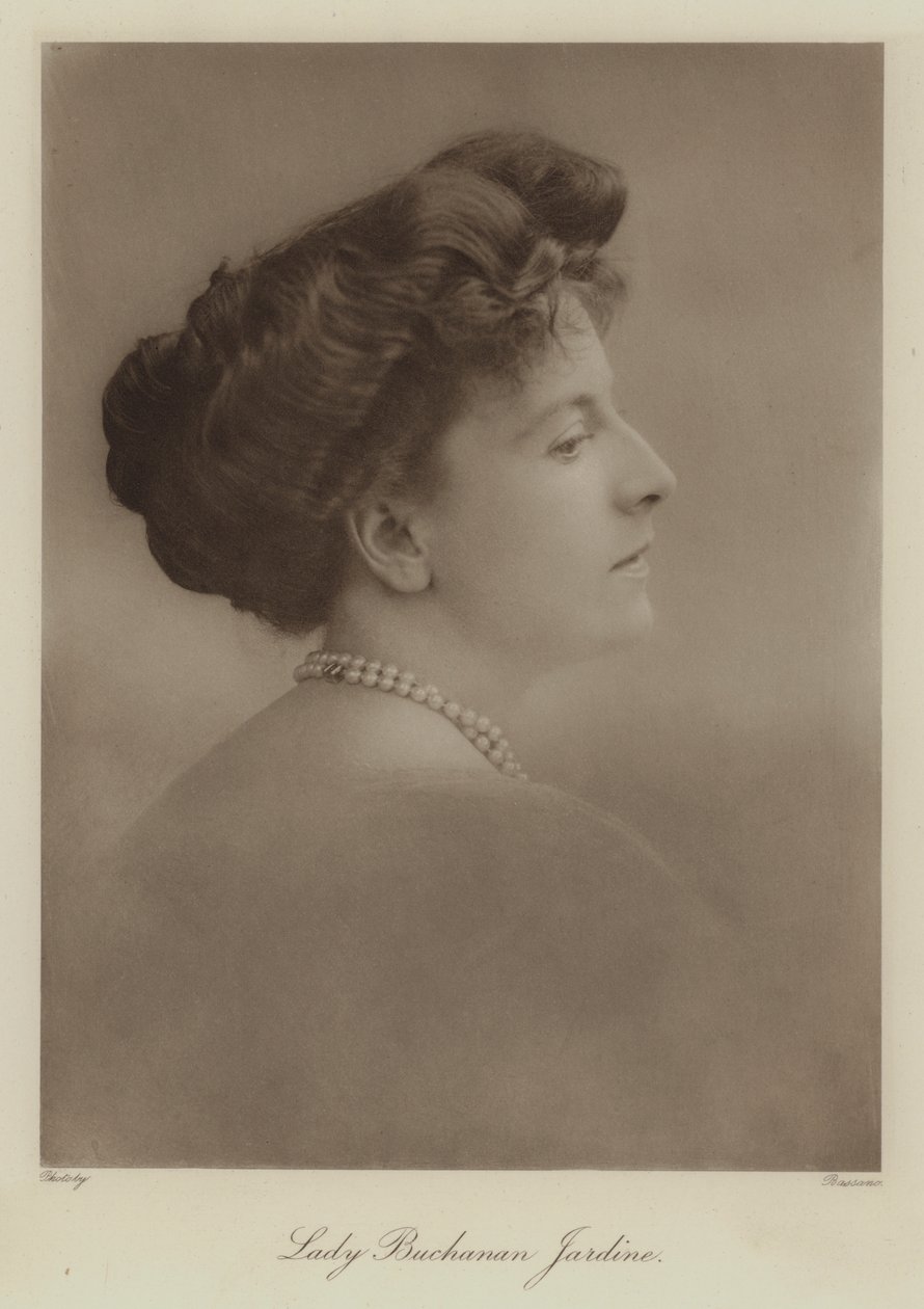 Lady Buchanan Jardine (foto en blanco y negro) de English Photographer
