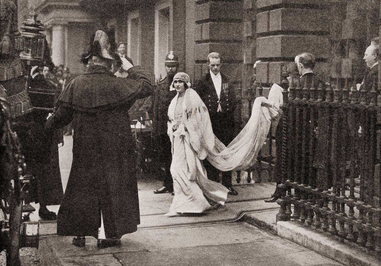 Lady Elizabeth Bowes Lyon camino a su boda el 26 de abril de 1923, con S.A.R. El Duque de York, luego Rey Jorge VI, de La Historia de Veinticinco Años, publicado en 1935 de English Photographer