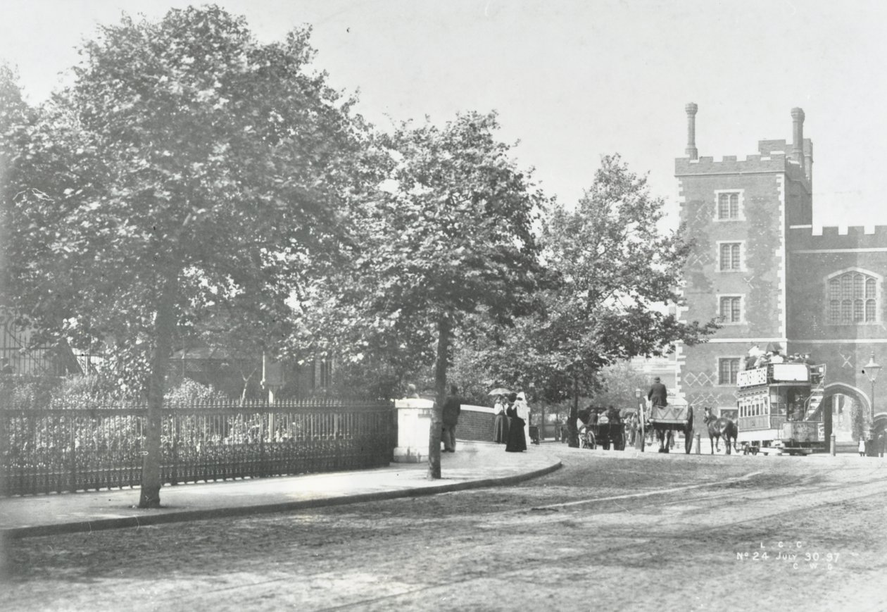 Lambeth Bridge: carretera de acceso con Lambeth Palace al fondo, 1897 de English Photographer