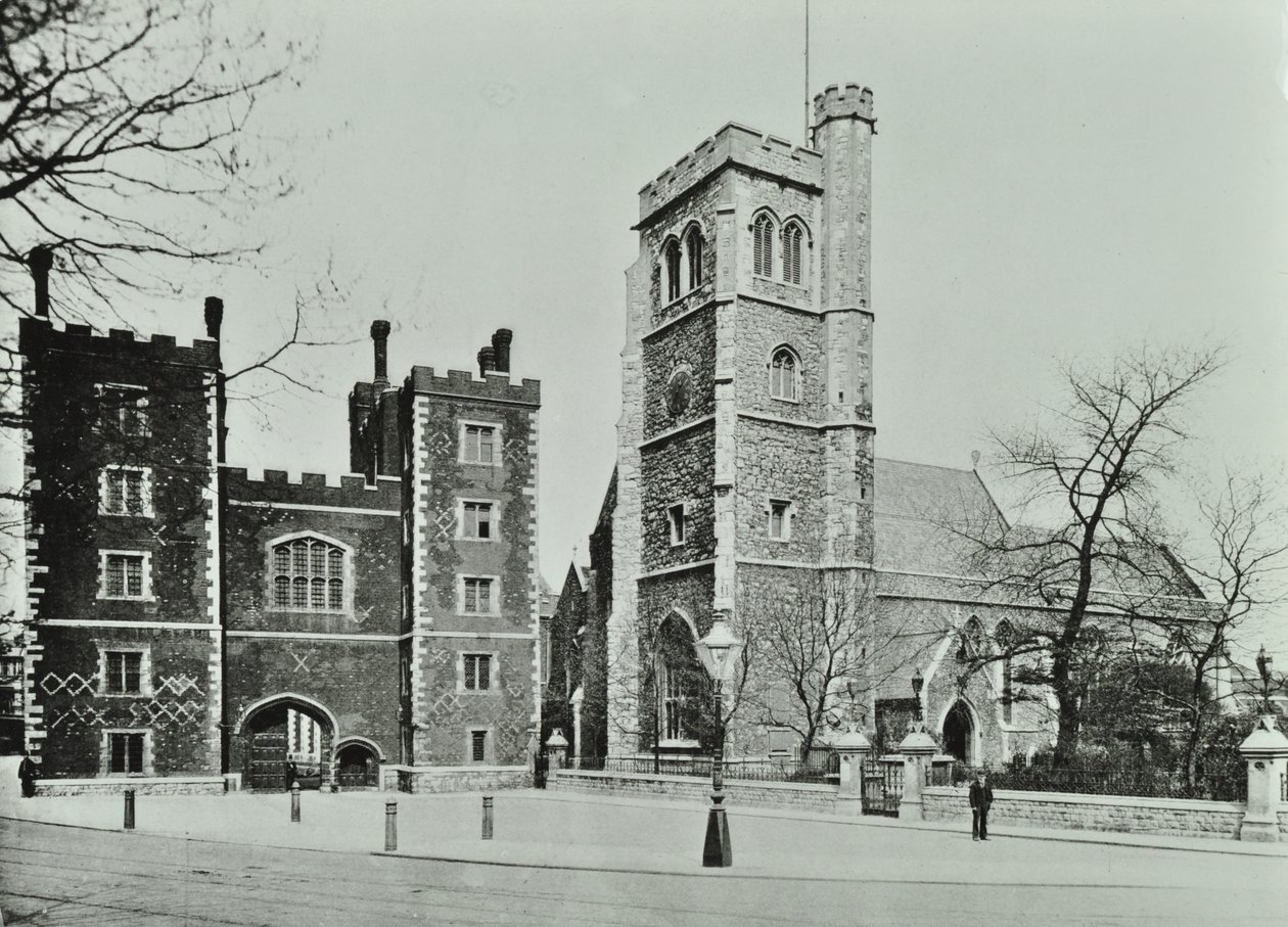 Lambeth PalaceSaint Marys Church, Lambeth Palace Road: entrada y Saint Marys Church, 1890 de English Photographer