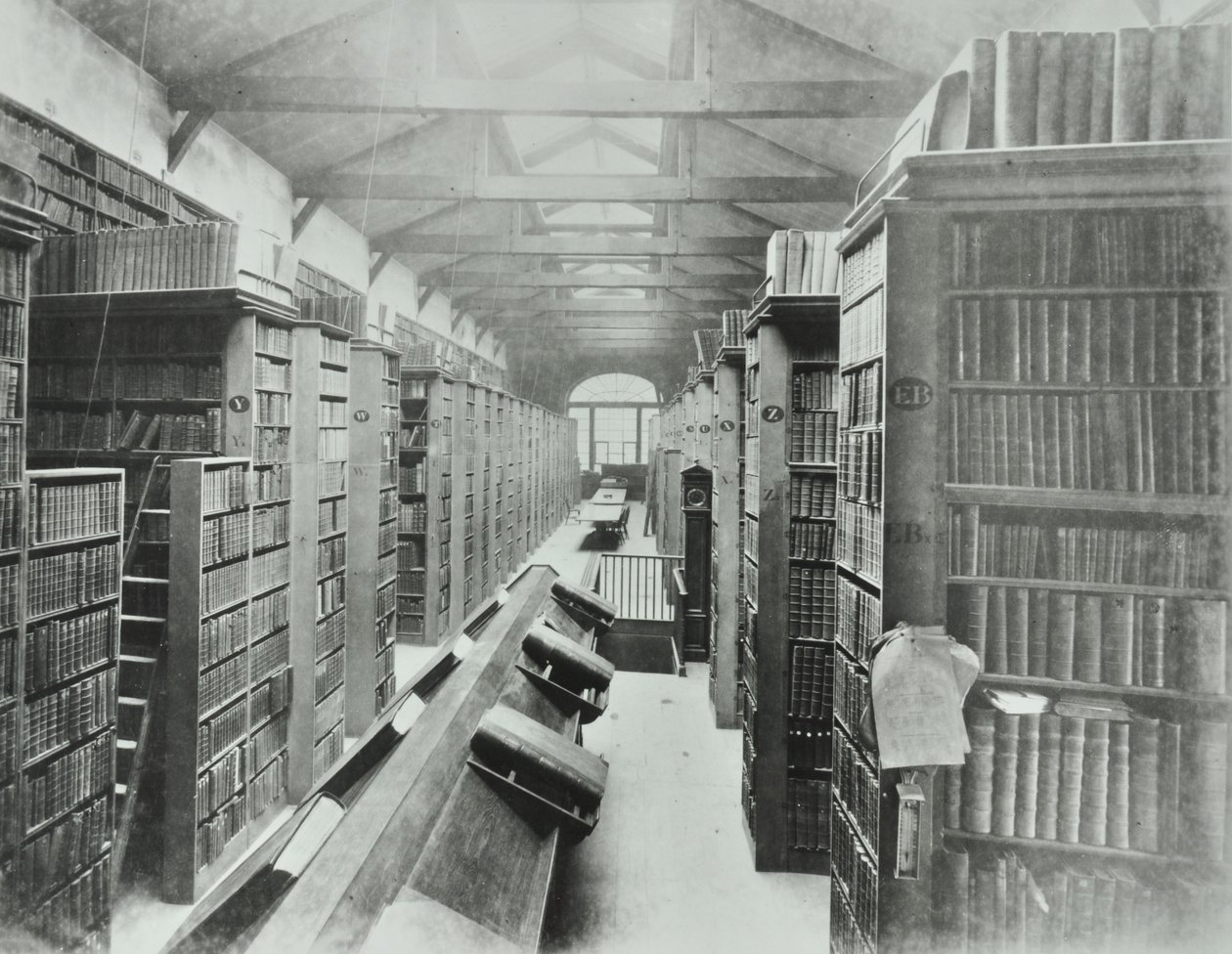 Biblioteca, Sion College, Victoria Embankment, Ciudad de Londres, 1885 de English Photographer