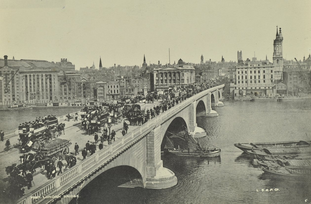 London Bridge: ómnibus tirados por caballos y carro, así como peatones, cruzan el puente, 1895 de English Photographer
