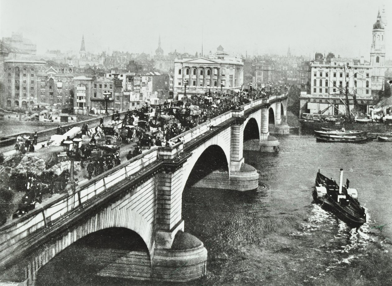 London Bridge: tráfico de caballos en el puente, 1895 de English Photographer