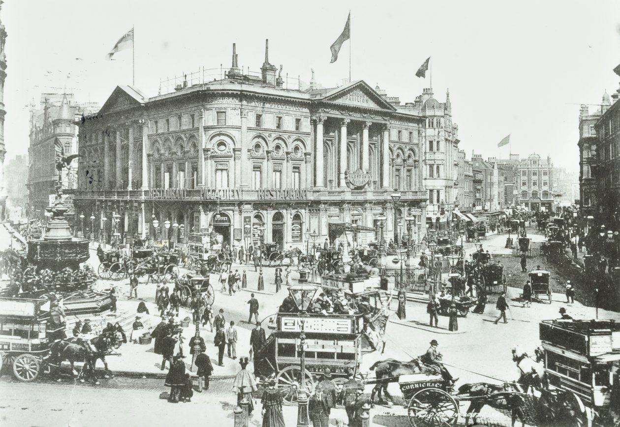 London Pavilion, Piccadilly Circus, Westminster LB: mirando al este, 1895 de English Photographer