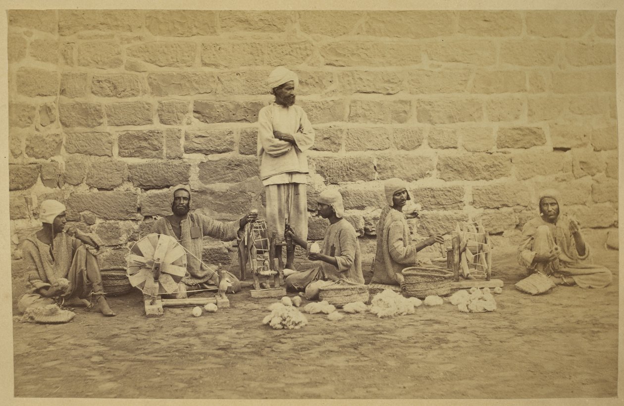 Presos masculinos enrollando algodón en ruecas en la prisión de Karachi. c. 1873160 mm x 250 mm Fotógrafo: Michie and Company Archaeological Survey of India Collections: India Office Series (Volume 52). de English Photographer