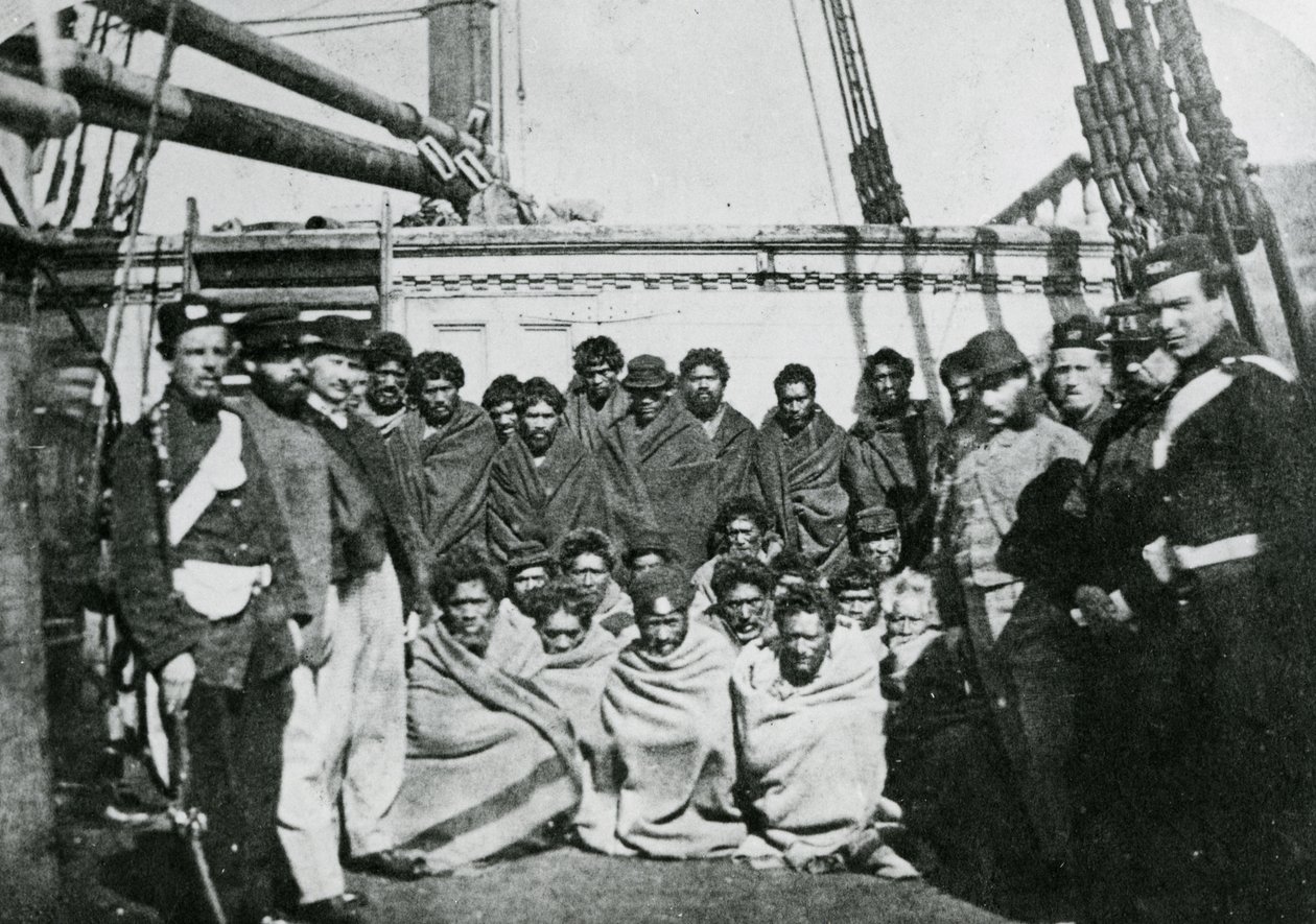 Prisioneros maoríes a bordo de un pontón prisión en el puerto de Wellington, 1866 de English Photographer